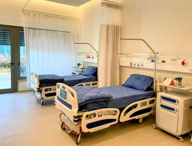 Hospital room with two beds חדר בבית חולים עם שתי מיטות