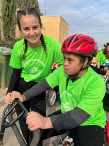 ילד על אופניים עם מתנדבת Boy on bicycle with volunteer