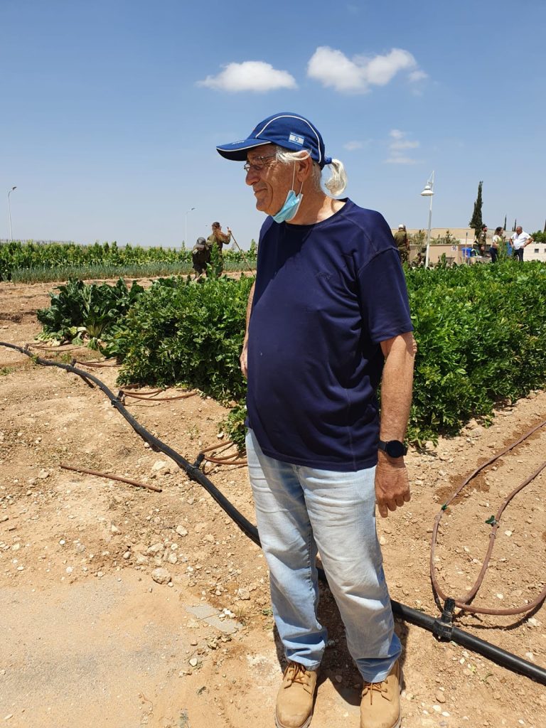 Man in blossoming agriculture field איש בשדה חקלאות פורח