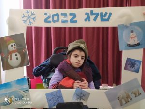 ילד עם מלאכה קשור לשלג Child with arts and crafts about snow