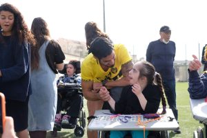 שחקן ביתר ירושלים עם ילדה בכסא גלגלים Beitar soccer player with girl in wheelchair