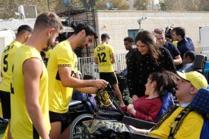 שחקנים ביתר ירושלים וחניכים עדי Beitar Jerusalem players with ADI students