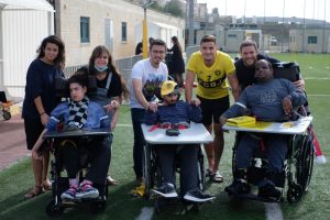 Beitar Jerusalem soccer player with kids in wheelchairs שחקן ביתר ירושלים עם נערים בכסאות גלגלים