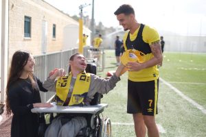 שחקן ביתר ירושלים עם ילד בכסא גלגלים Beitar soccer player with boy in wheelchair