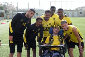 בחור בכסא גלגלים עם שחקני ביתר ירושלים Boy in wheelchair with Beitar Jerusalem soccer team