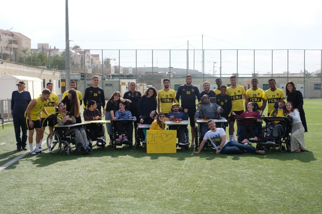 Beiter Jerusalem soccer team with ADI students שחקני ביתר ירושלים עם ילדי עדי